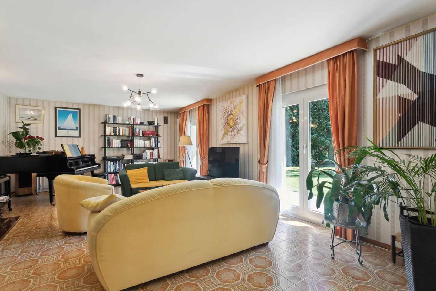 Proprietà con potenziale, ambiente tranquillo e vista mozzafiato - Foto 2 di 7
