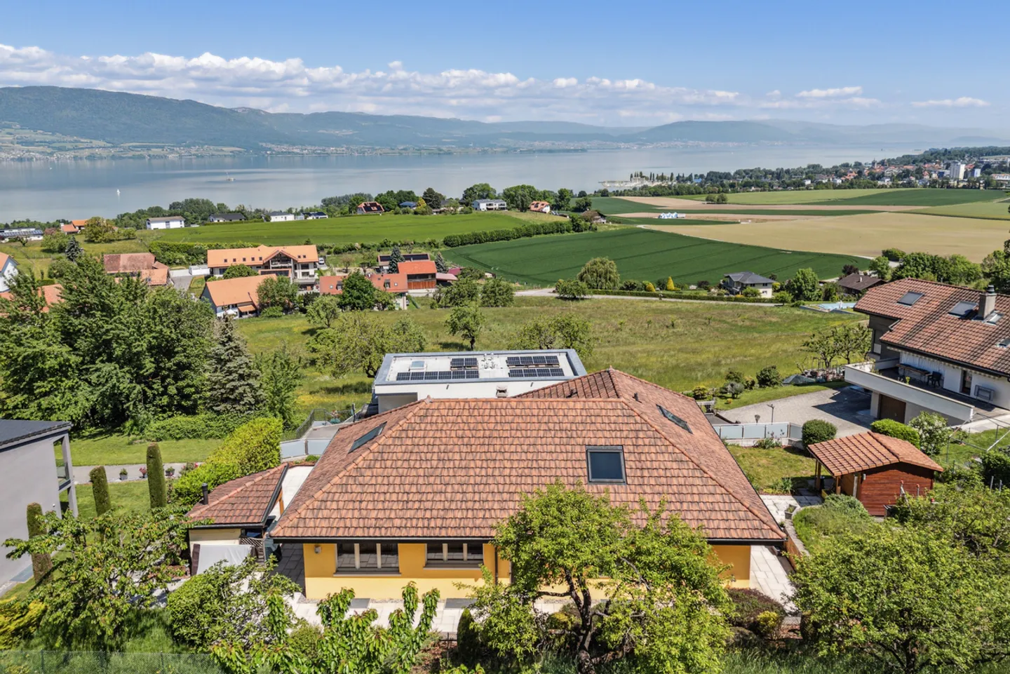 Magnificent detached villa with 7.5 rooms and lake view - Photo 1 of 10
