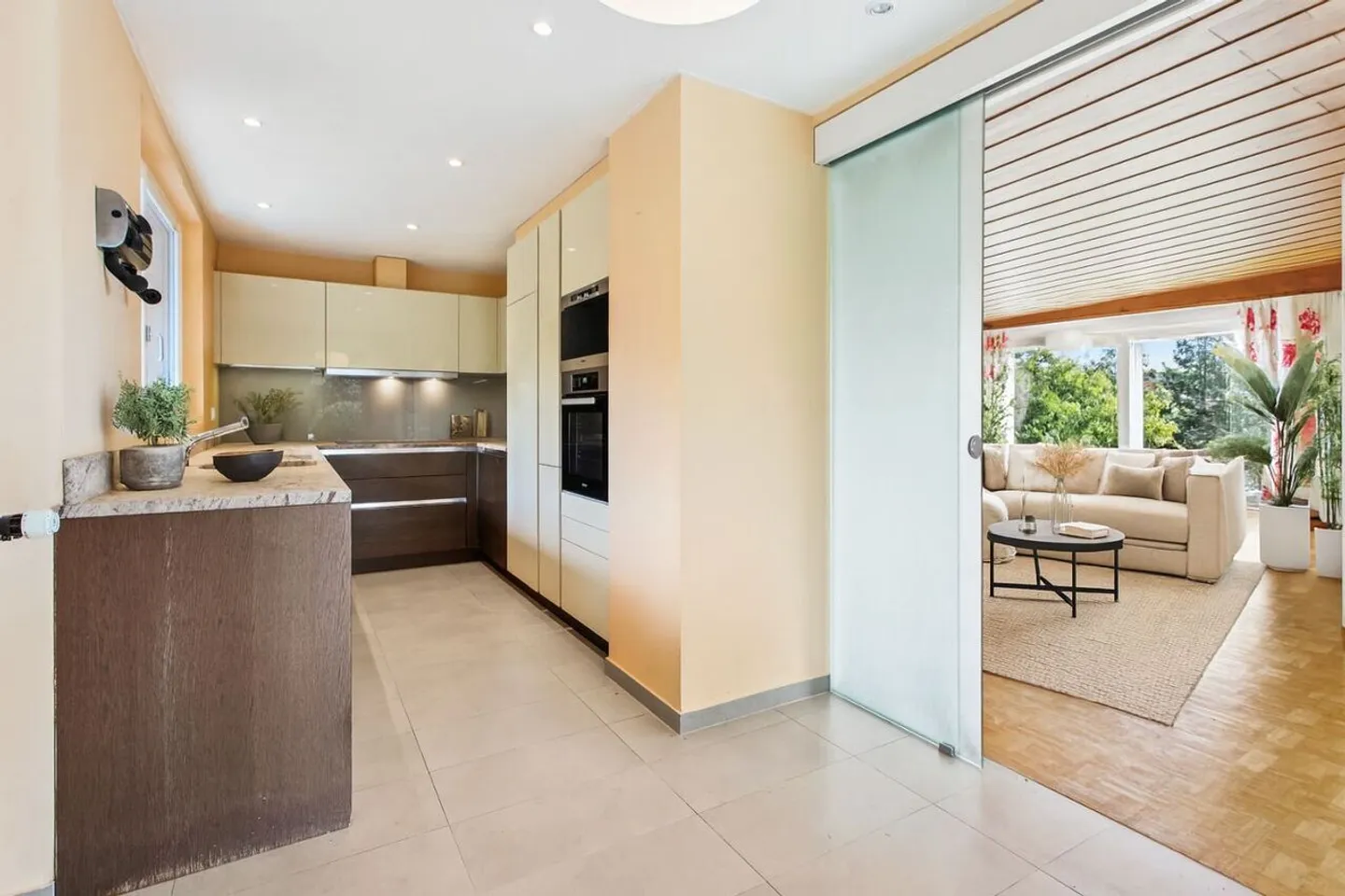 Spacious villa with pool and unobstructed view - Photo 8 of 13