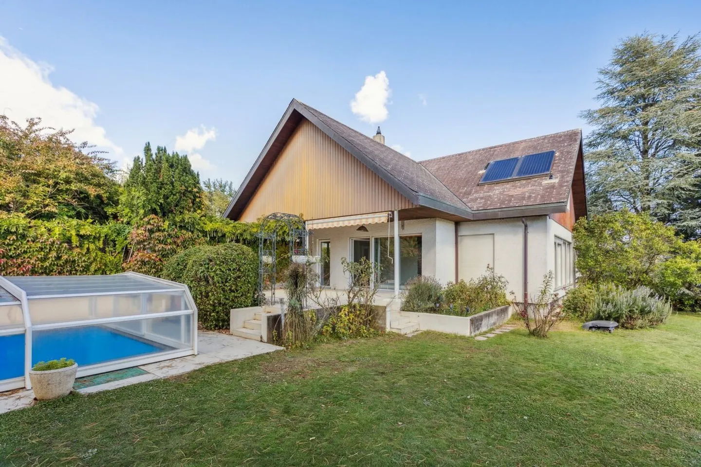 Spacious villa with pool and unobstructed view - Photo 12 of 13