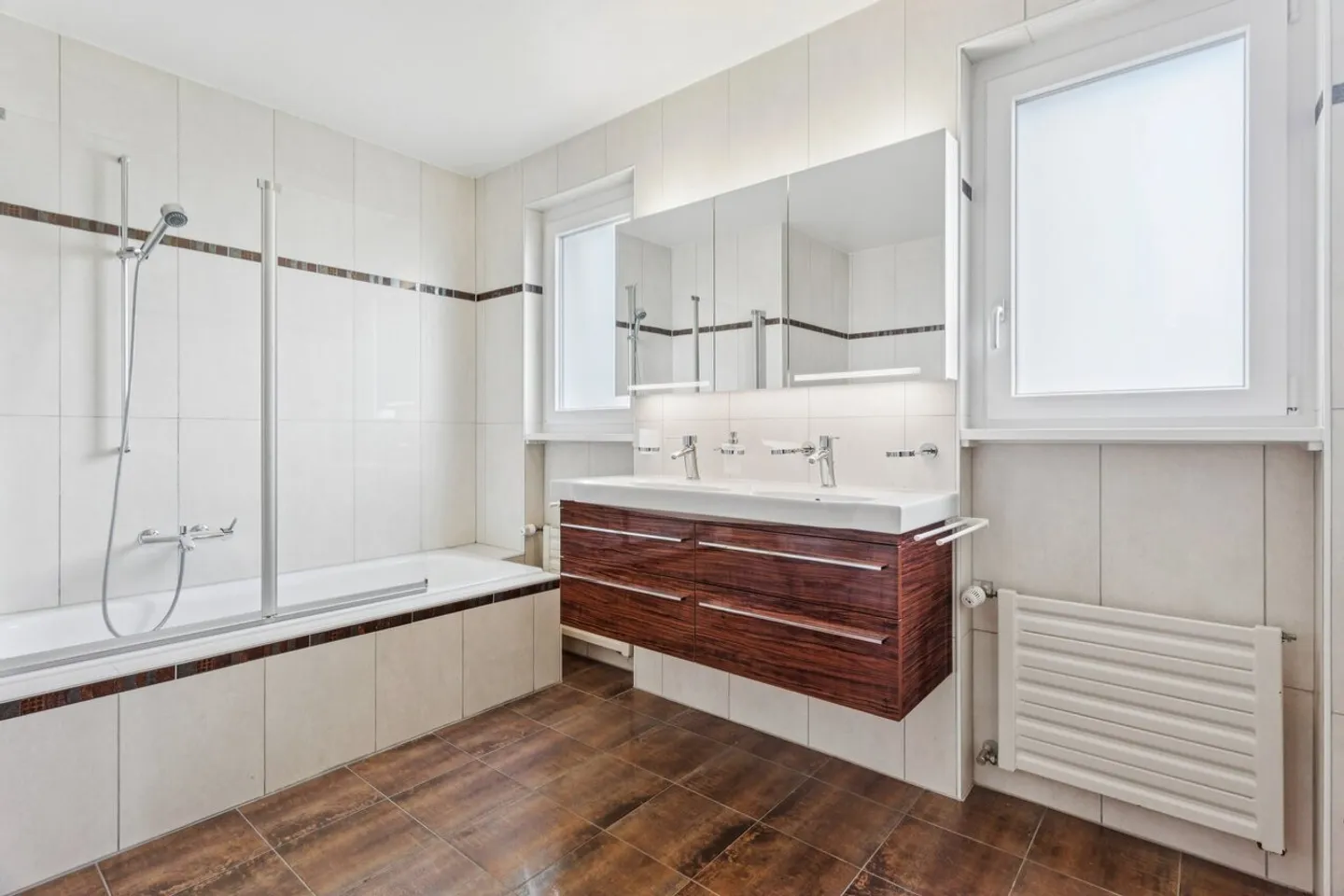 Spacious villa with pool and unobstructed view - Photo 4 of 13
