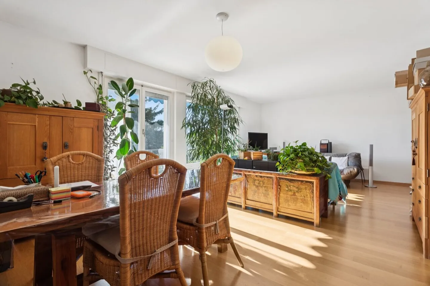 Villa in Fribourg with stunning views of the Sarine and nature - Photo 3 of 13