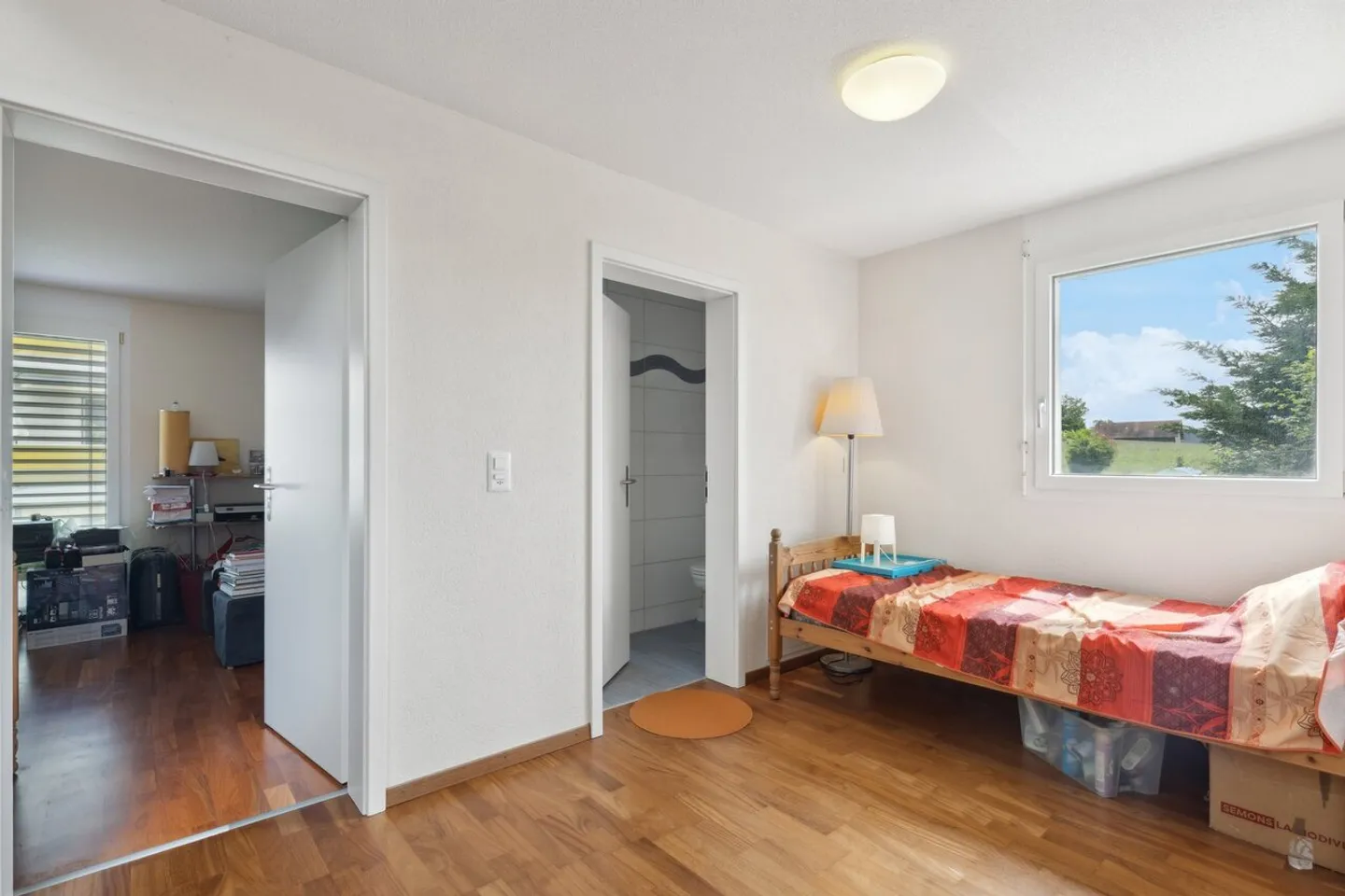 Panoramic Perfection: 5.5-room villa just steps from the train station - Photo 4 of 12