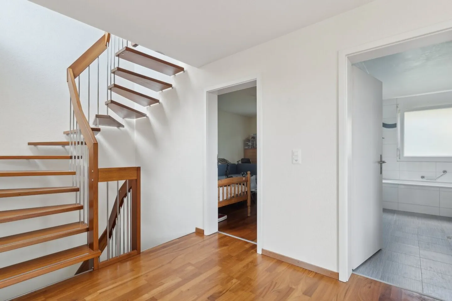 Panoramic Perfection: 5.5-room villa just steps from the train station - Photo 6 of 12