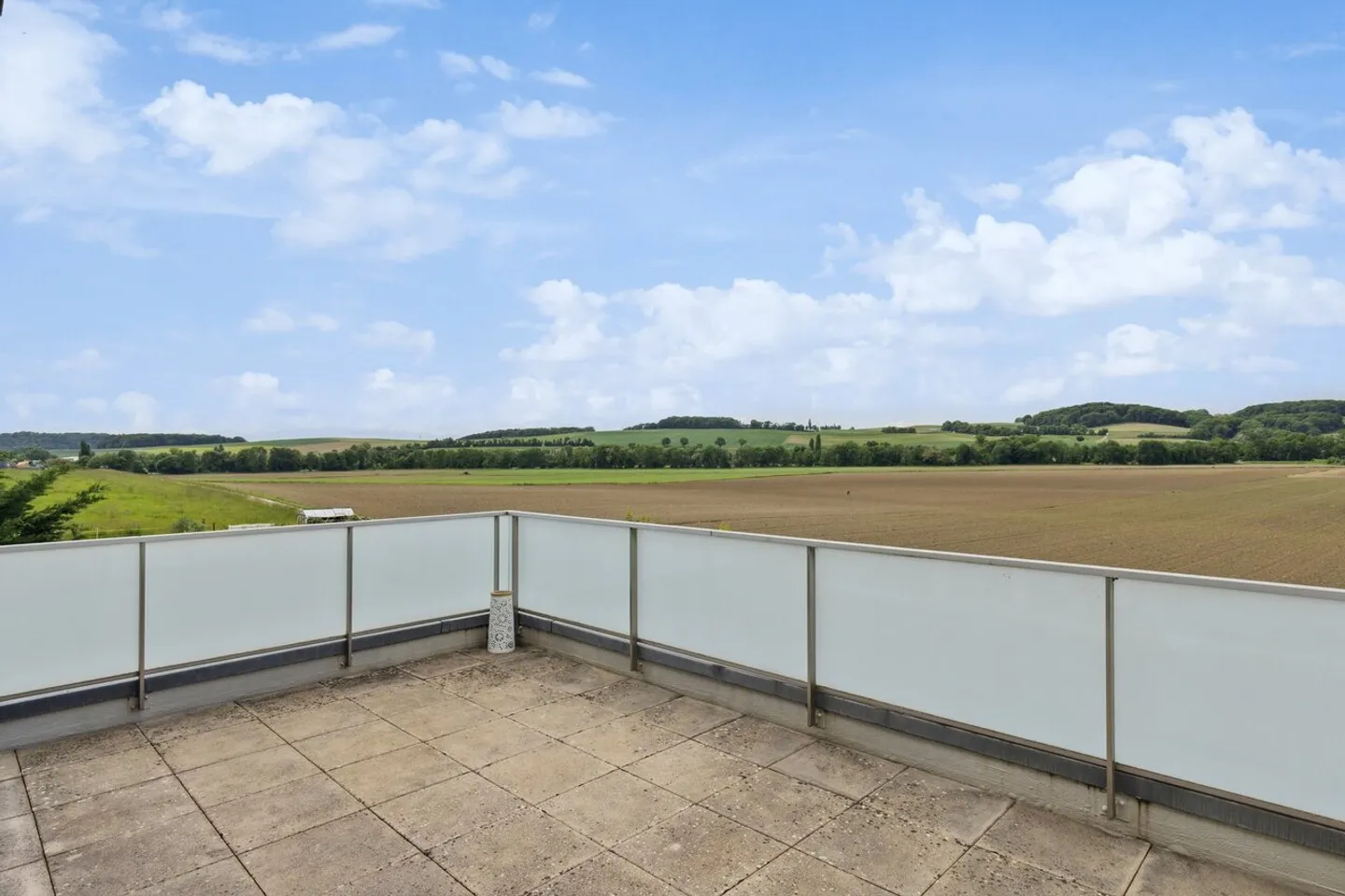 Panoramic Perfection: 5.5-room villa just steps from the train station - Photo 10 of 12