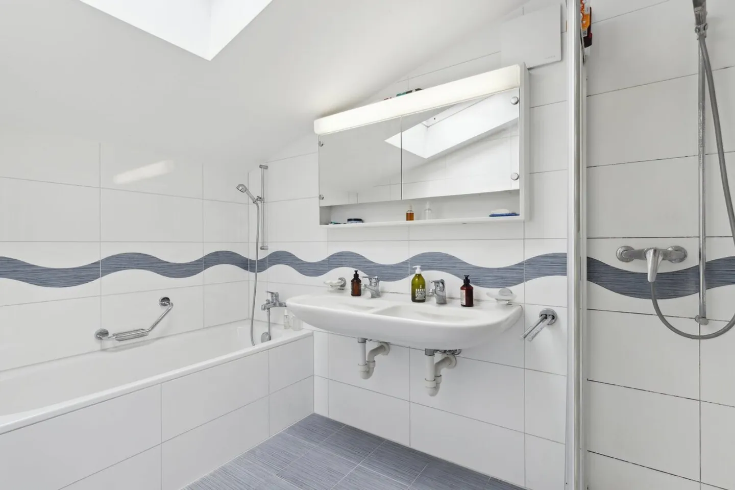 Panoramic Perfection: 5.5-room villa just steps from the train station - Photo 8 of 12