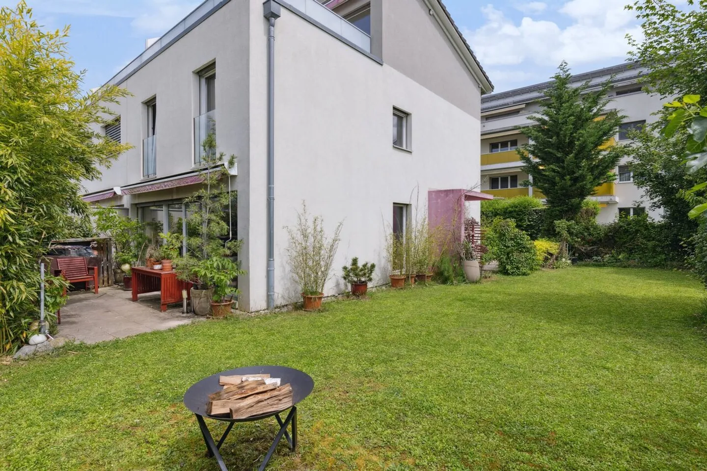 Panoramic Perfection: 5.5-room villa just steps from the train station - Photo 1 of 12