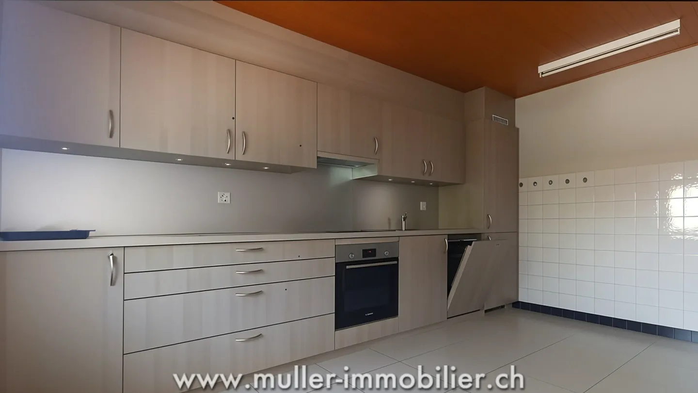 Renovated 3.5-room apartment with balcony in Monthey - Photo 5 of 12