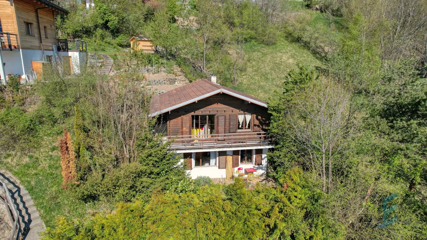 ESCLUSIVO Chalet indipendente affascinante di 3 ½ locali esposto a sud - Foto 1 di 13