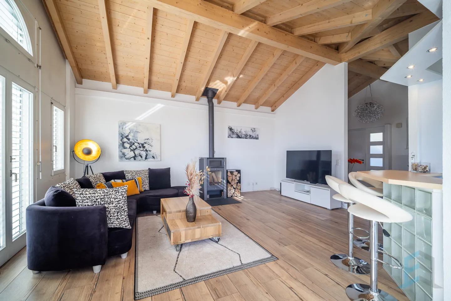 Stunning Semi-Detached Villa - Photo 3 of 13