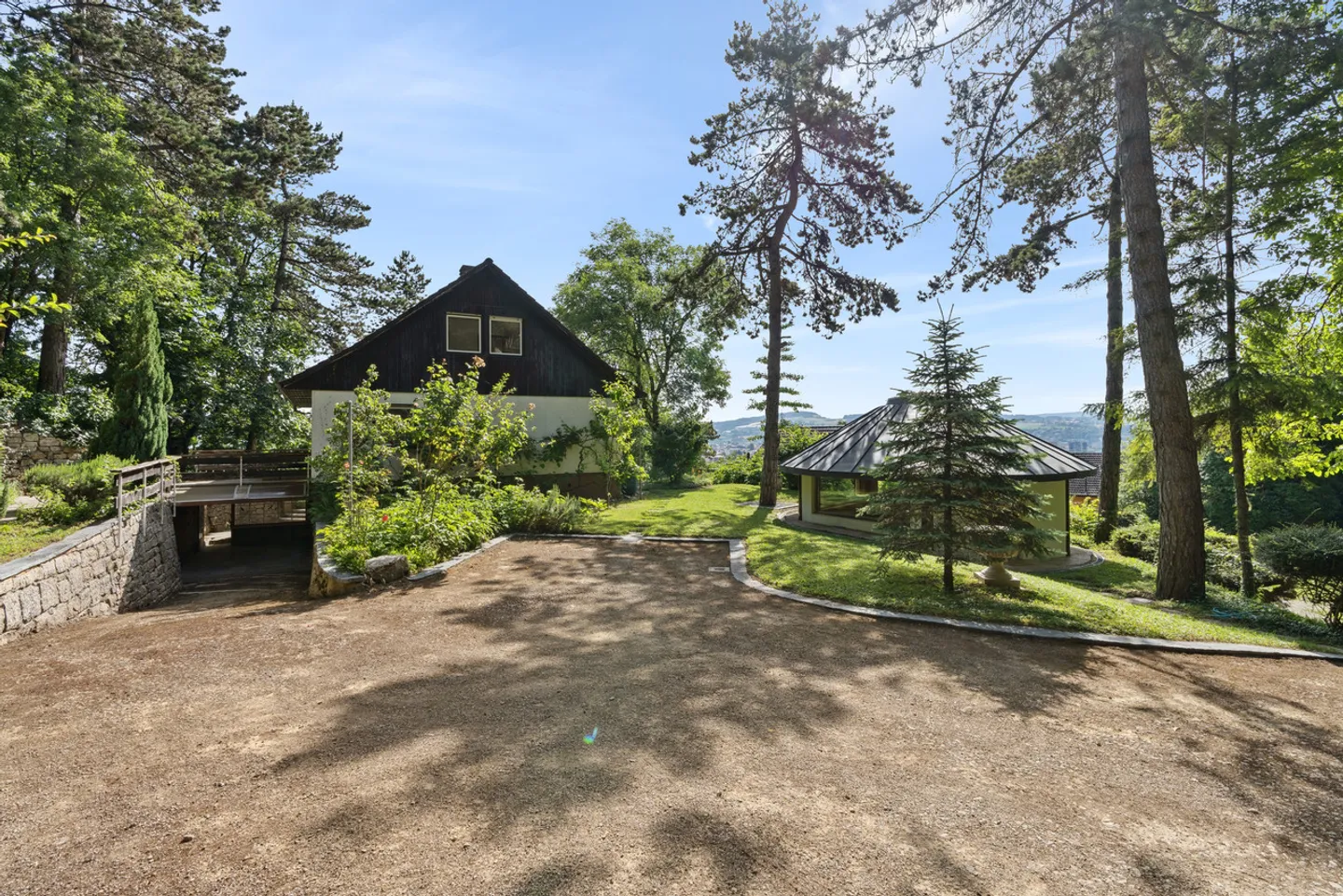 Eine außergewöhnliche Immobilie, die Natur, Wald und städtische Nähe vereint. - Foto 1 von 13