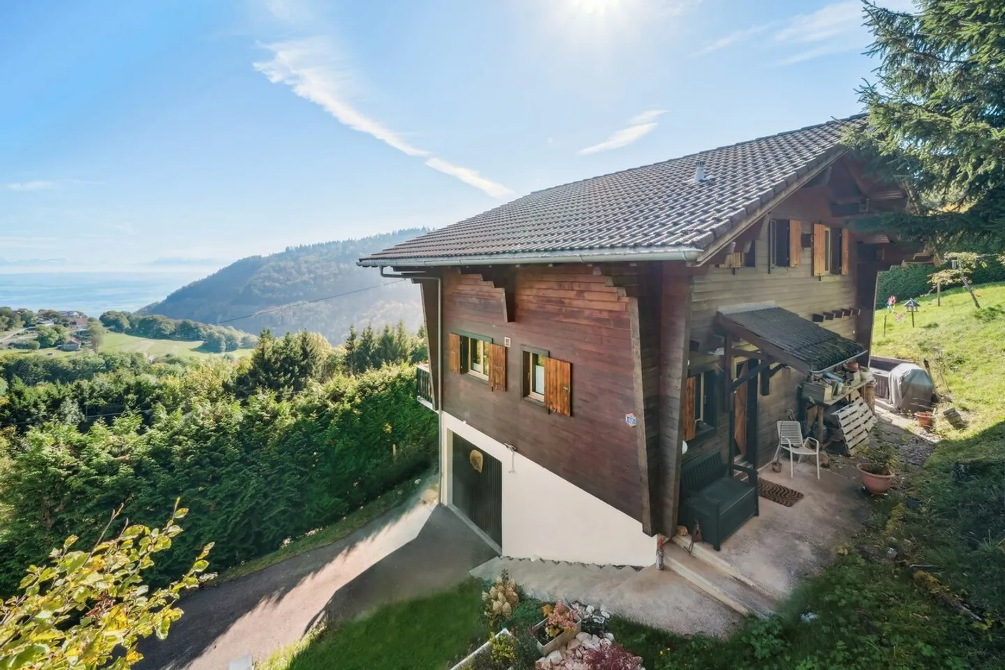 Einladendes Chalet mit Panoramablick auf die Ebene und die Alpen - Foto 2 von 13