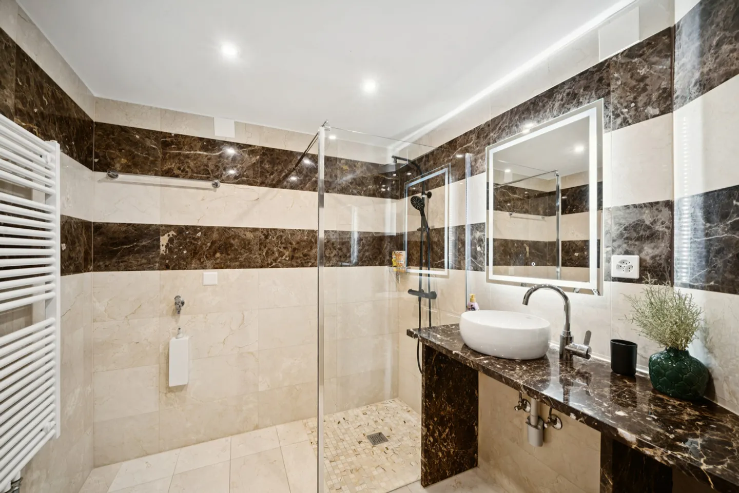 Haus mit zwei Wohnungen im Herzen des Dorfes Môtiers - Foto 9 von 12