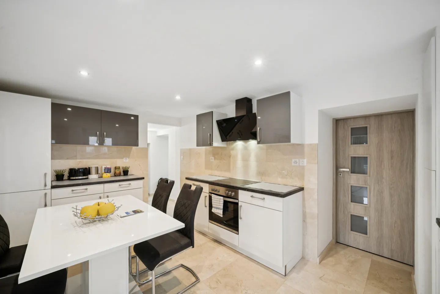 Haus mit zwei Wohnungen im Herzen des Dorfes Môtiers - Foto 3 von 12