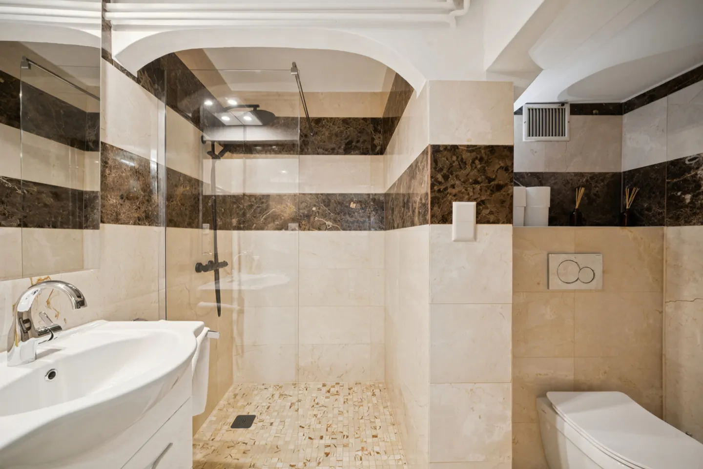 Haus mit zwei Wohnungen im Herzen des Dorfes Môtiers - Foto 6 von 12