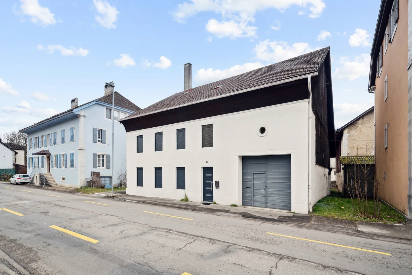 Haus mit zwei Wohnungen im Herzen des Dorfes Môtiers - Foto 1 von 12