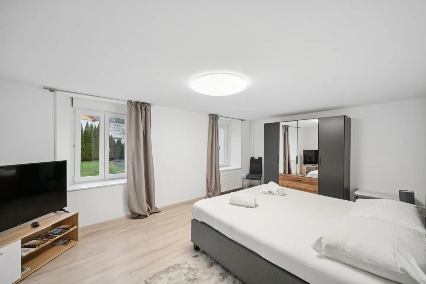 Haus mit zwei Wohnungen im Herzen des Dorfes Môtiers - Foto 2 von 12