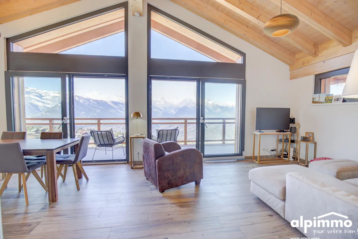 Magnifique chalet au bord du bisse à Nendaz ! - Photo 2 of 13