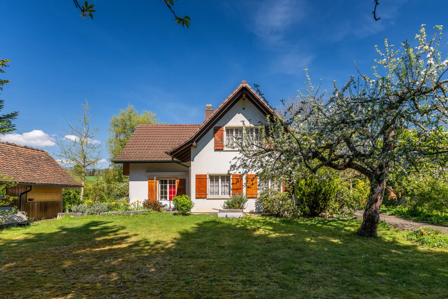 Seltene Gelegenheit! 5.5-Zimmer-EFH mit grossem Garten nahe Nidau-Büren-Kanal - Photo 2 of 13