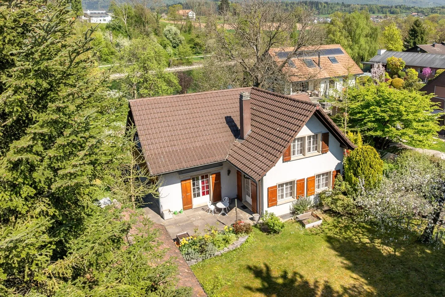 Seltene Gelegenheit! 5.5-Zimmer-EFH mit grossem Garten nahe Nidau-Büren-Kanal - Photo 1 of 13