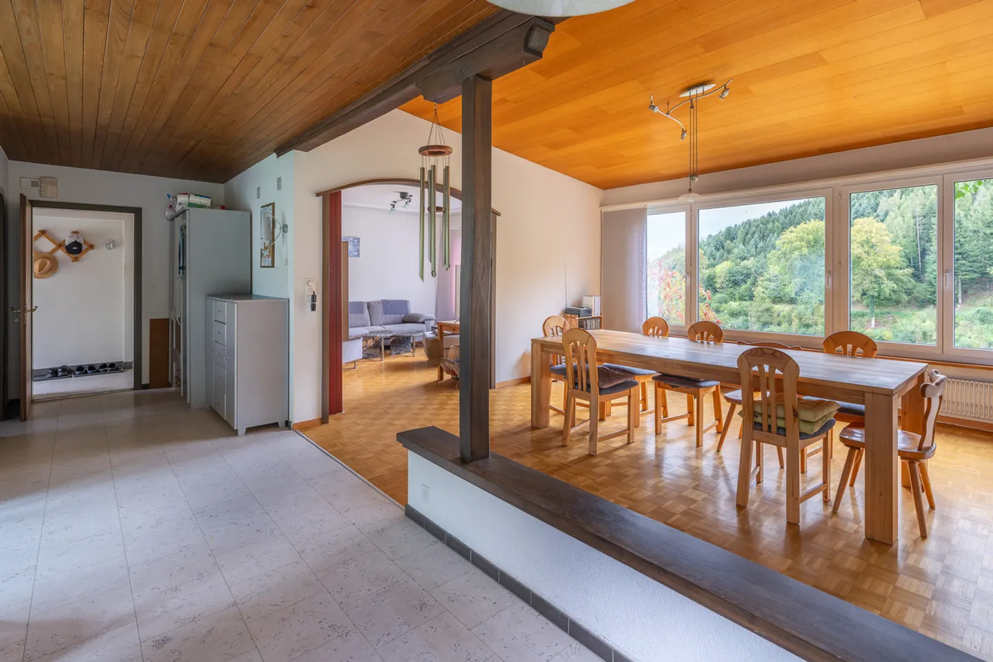 4.5-Room Single Family Home in a Cul-de-Sac with a View and Design Potential - Photo 6 of 13
