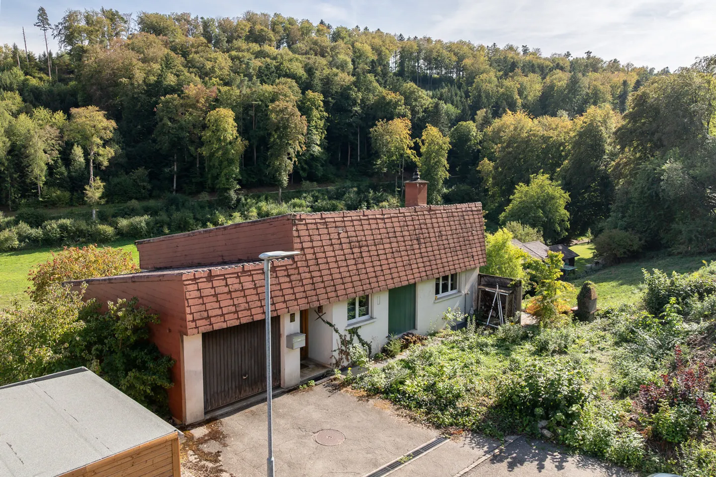 4.5-Room Single Family Home in a Cul-de-Sac with a View and Design Potential - Photo 1 of 13