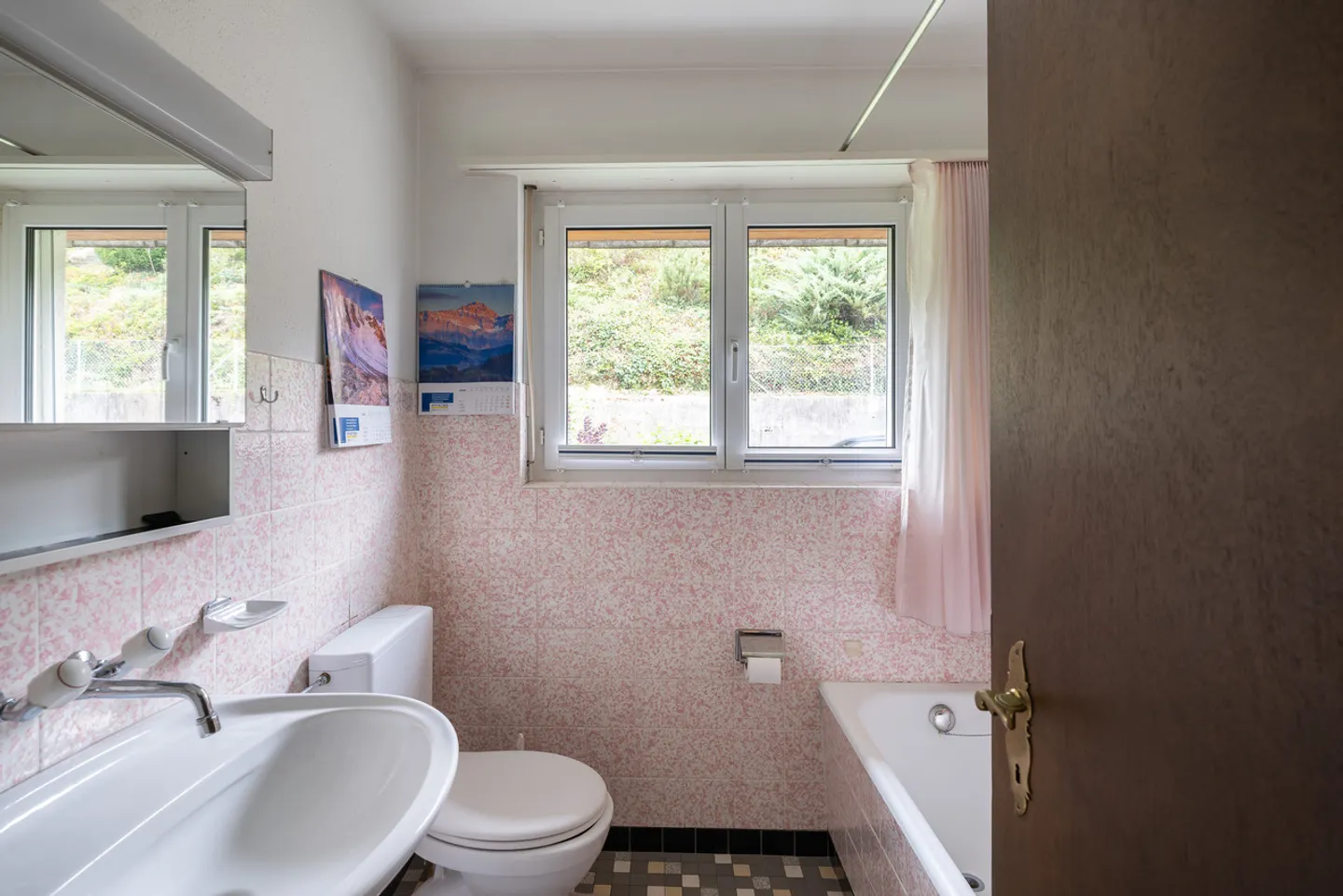 4.5-Room Single Family Home in a Cul-de-Sac with a View and Design Potential - Photo 8 of 13