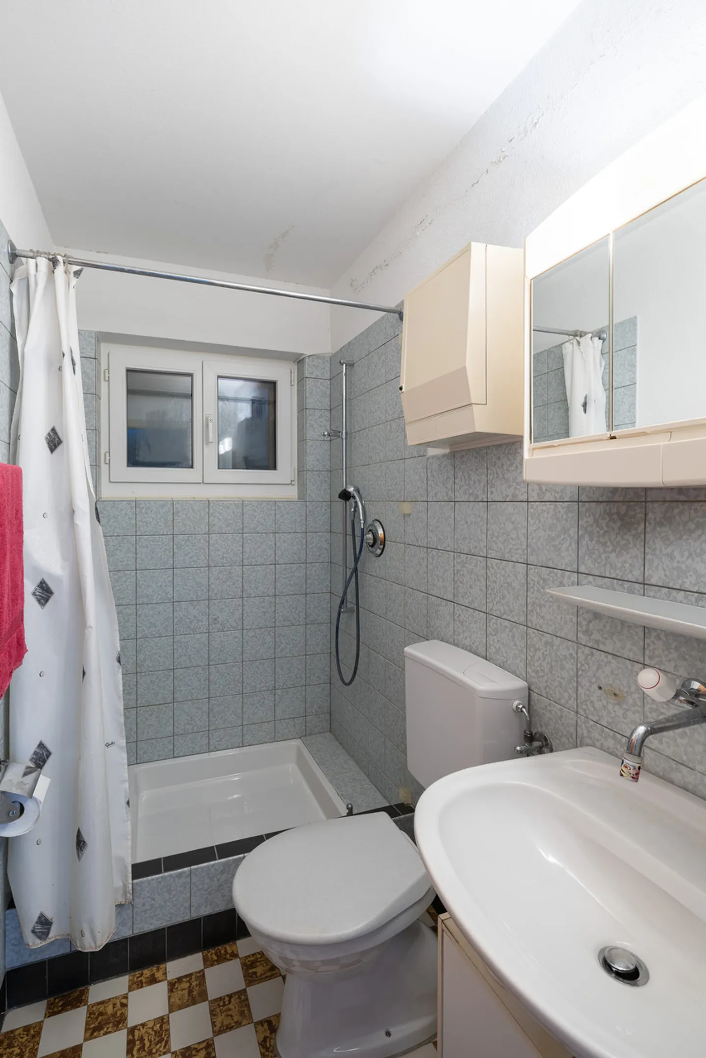 4.5-Room Single Family Home in a Cul-de-Sac with a View and Design Potential - Photo 11 of 13