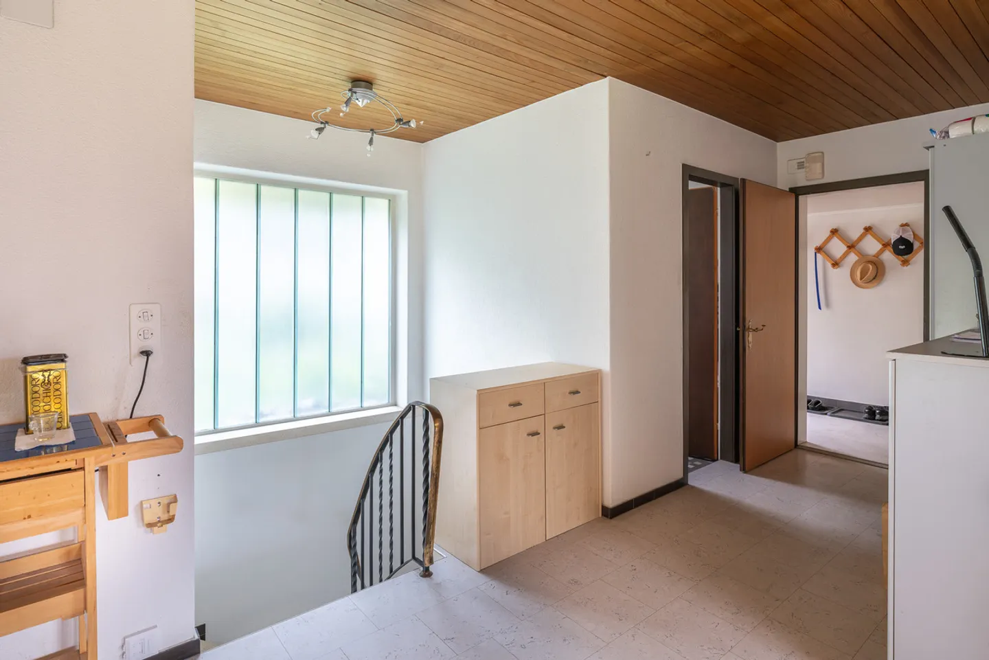 4.5-Room Single Family Home in a Cul-de-Sac with a View and Design Potential - Photo 9 of 13