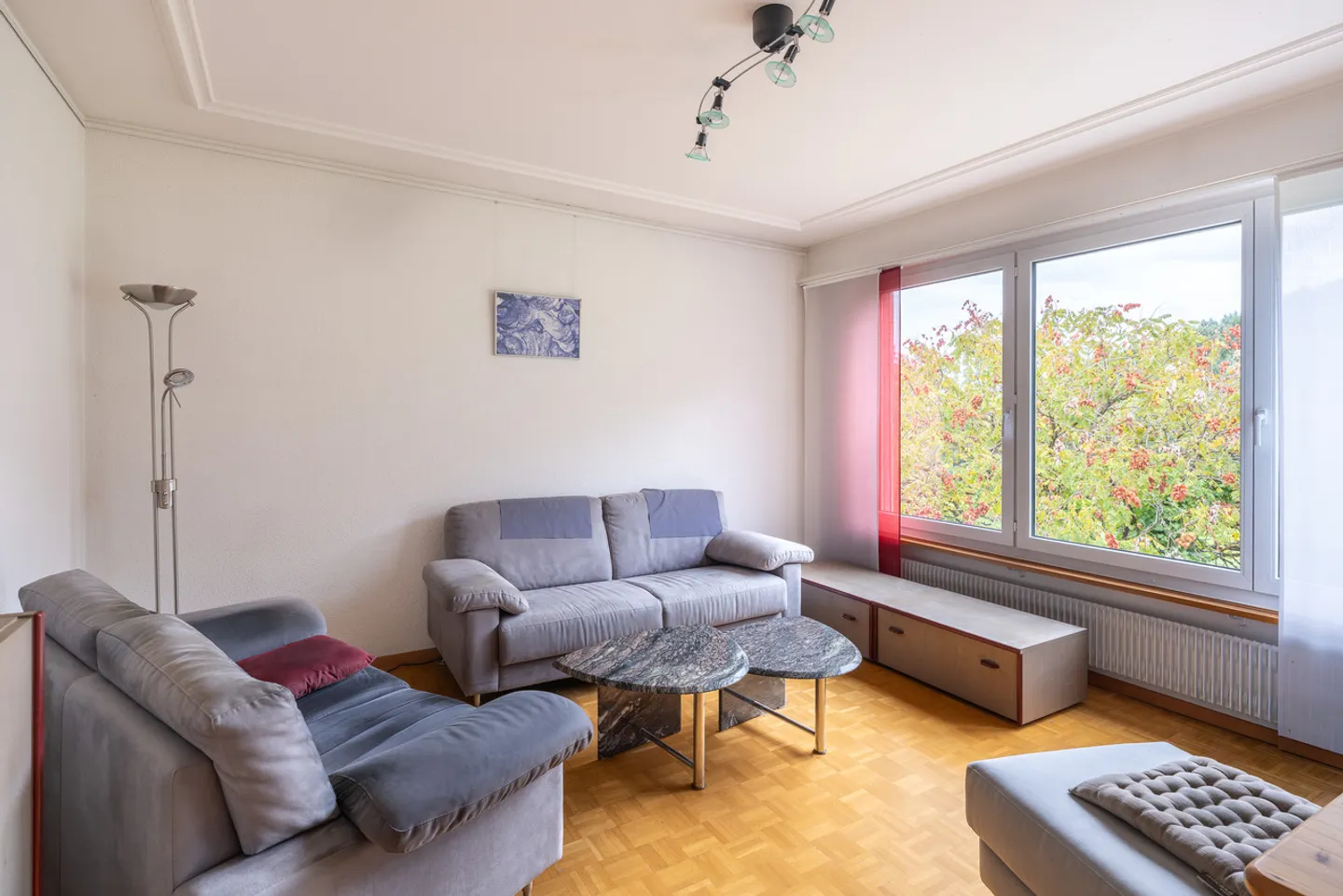 4.5-Room Single Family Home in a Cul-de-Sac with a View and Design Potential - Photo 7 of 13