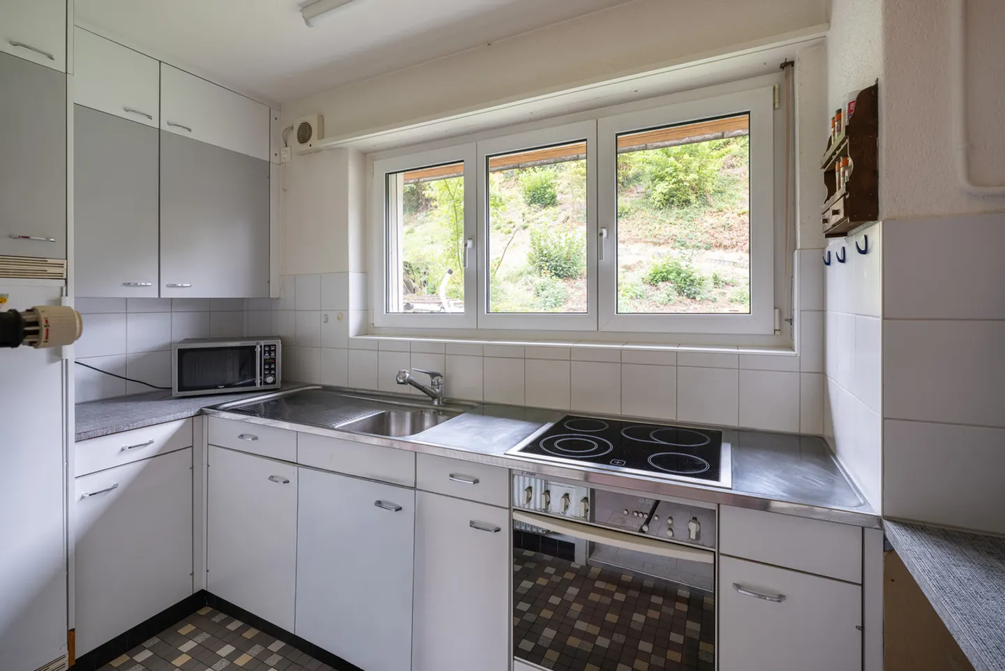 4.5-Room Single Family Home in a Cul-de-Sac with a View and Design Potential - Photo 5 of 13