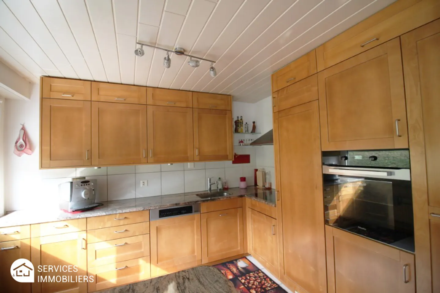 Grande appartamento in una zona tranquilla - Foto 2 di 12