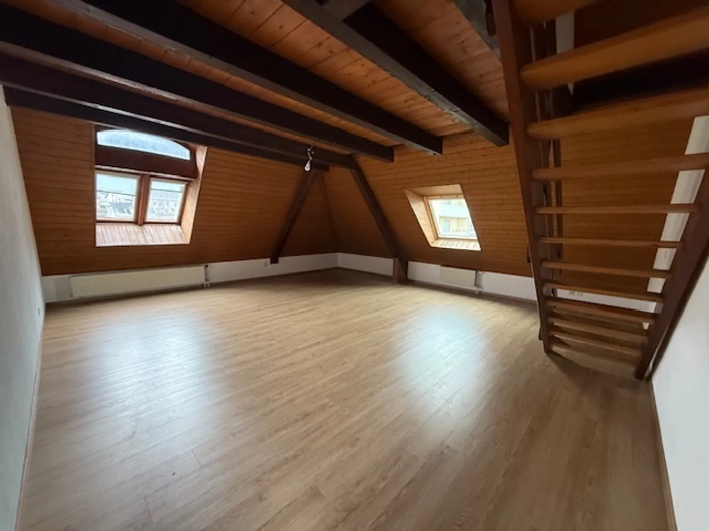 Grand appartement chaleureux dans un immeuble historique du village - Photo 1 sur 6