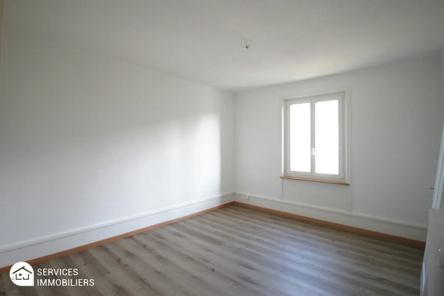 Fully renovated apartment - Photo 4 of 8