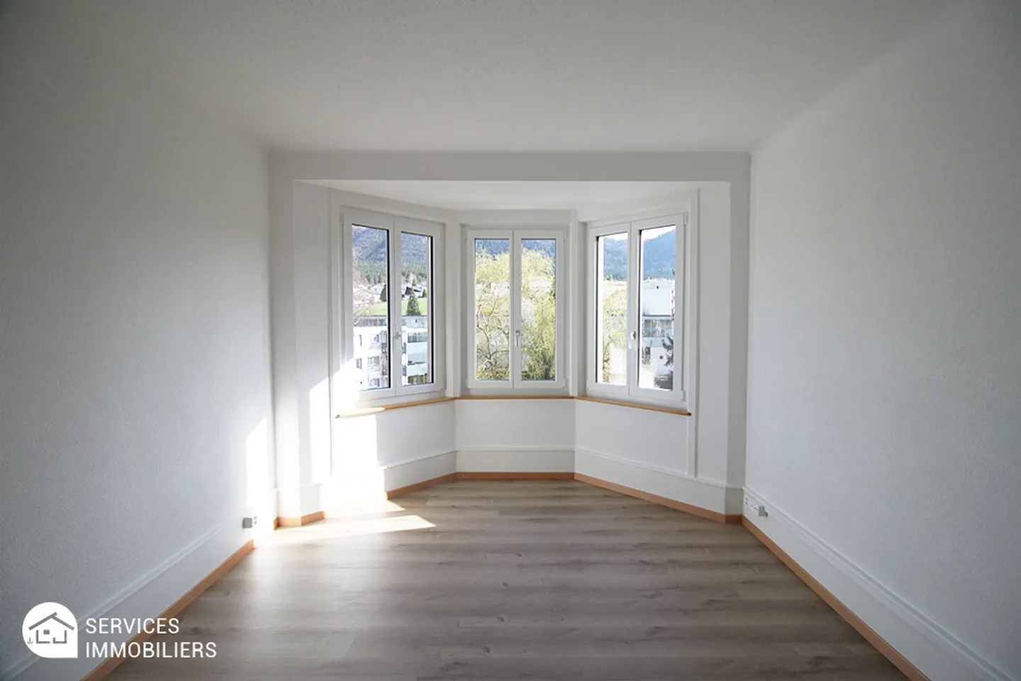 Fully renovated apartment - Photo 3 of 8