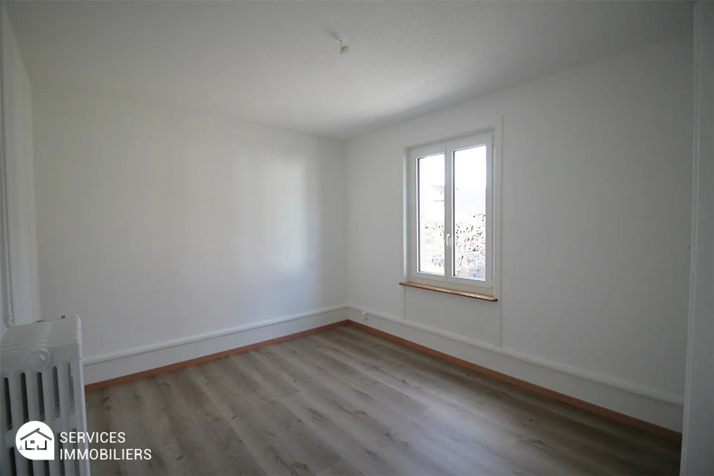 Fully renovated apartment - Photo 6 of 8