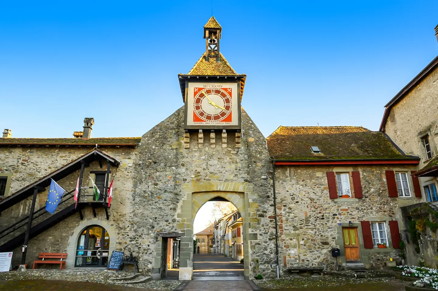 Duplex penthouse in the heart of the old town, 100m from the lake! - Photo 10 of 13