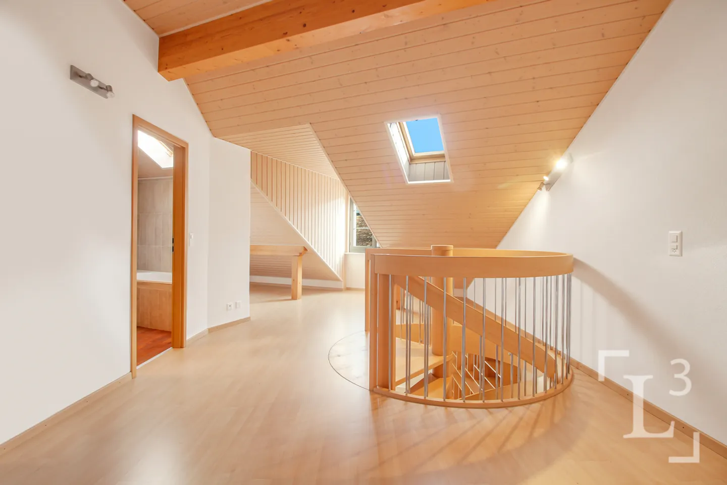 Duplex penthouse in the heart of the old town, 100m from the lake! - Photo 4 of 13