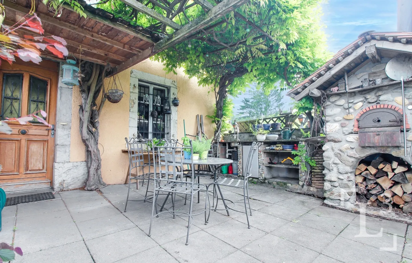 Casa di villaggio con giardino da ristrutturare (uso misto!) - Foto 3 di 13