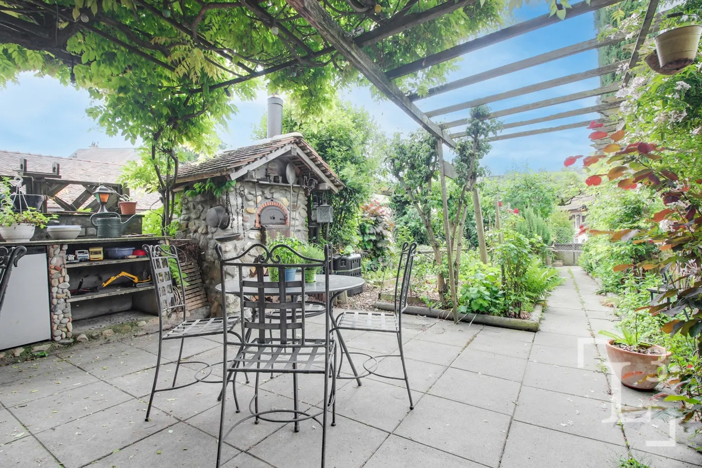 Casa di villaggio con giardino da ristrutturare (uso misto!) - Foto 2 di 13