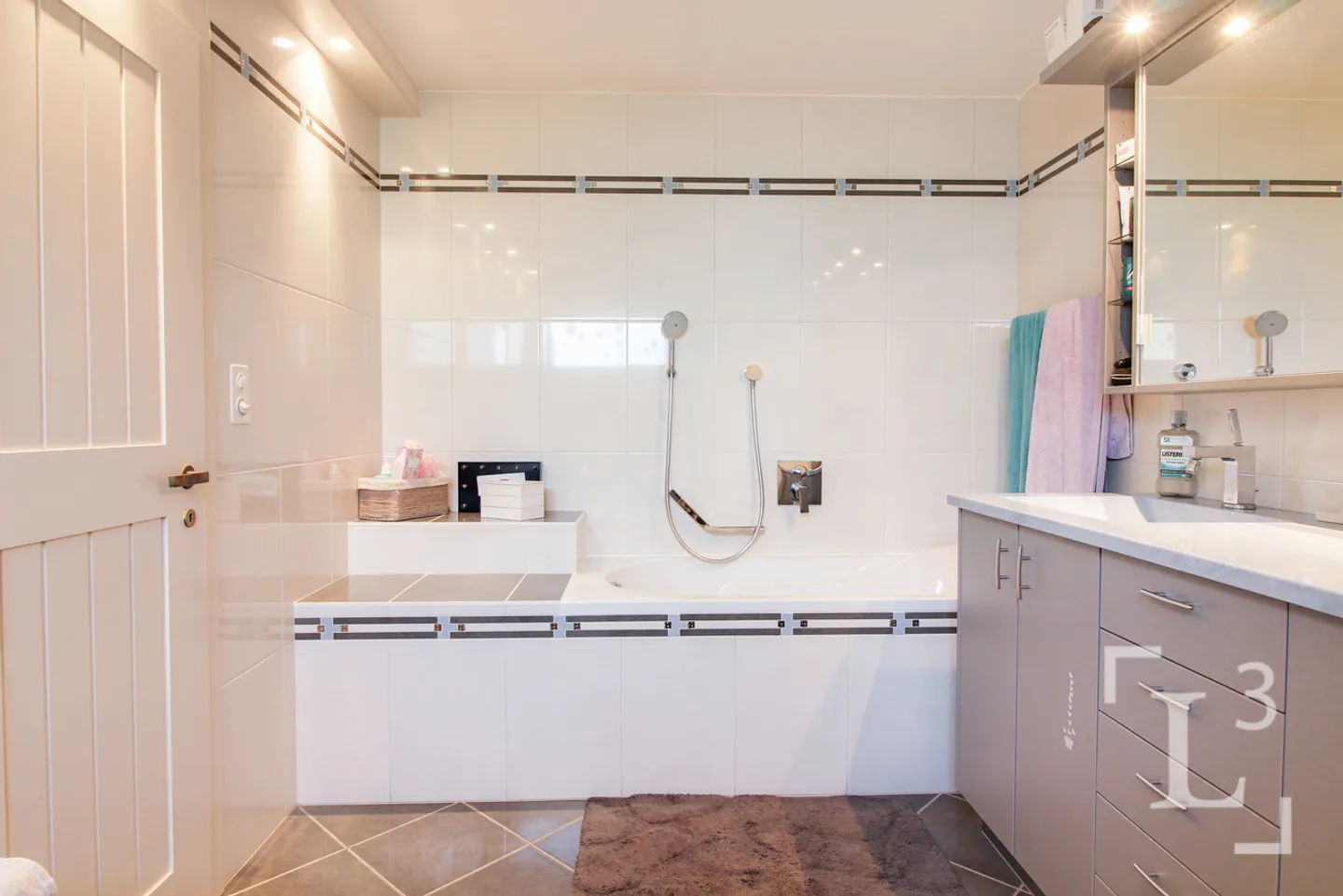 Panoramic view of the lake! Spacious detached villa - Photo 12 of 13