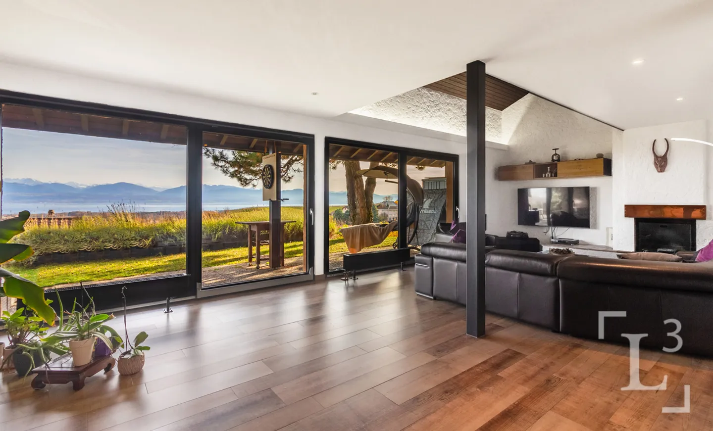 Panoramic view of the lake! Spacious detached villa - Photo 6 of 13