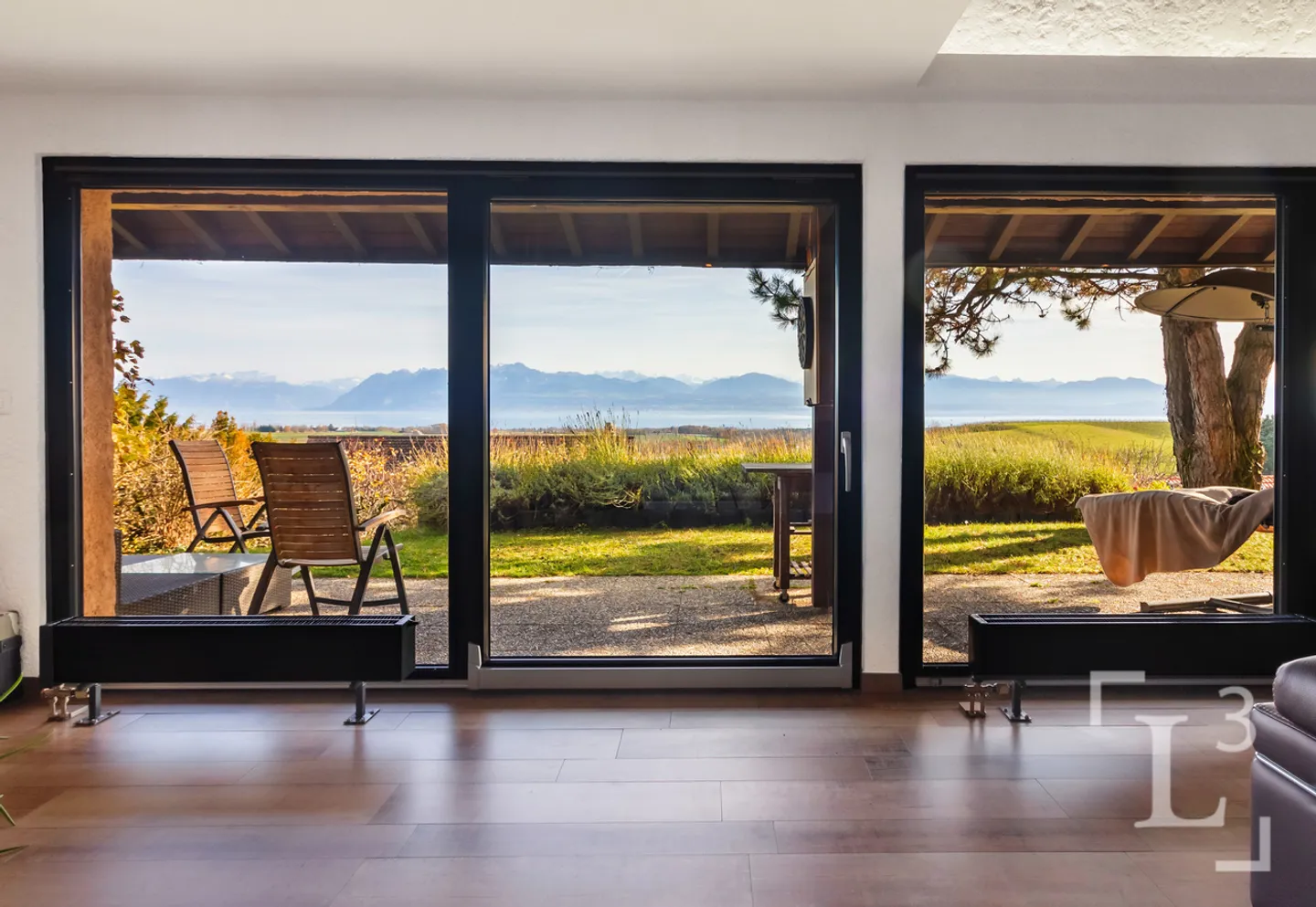 Panoramic view of the lake! Spacious detached villa - Photo 5 of 13