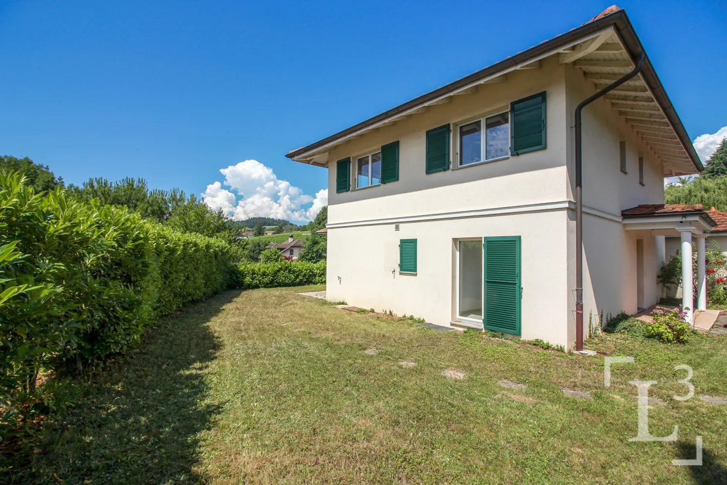 Villa indipendente con giardino vicino al centro città - Foto 5 di 13