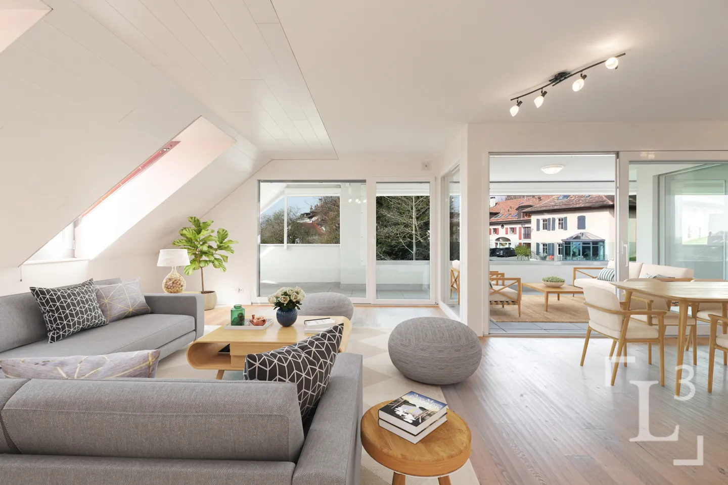 Duplex penthouse with large balcony and lake view - Photo 3 of 13