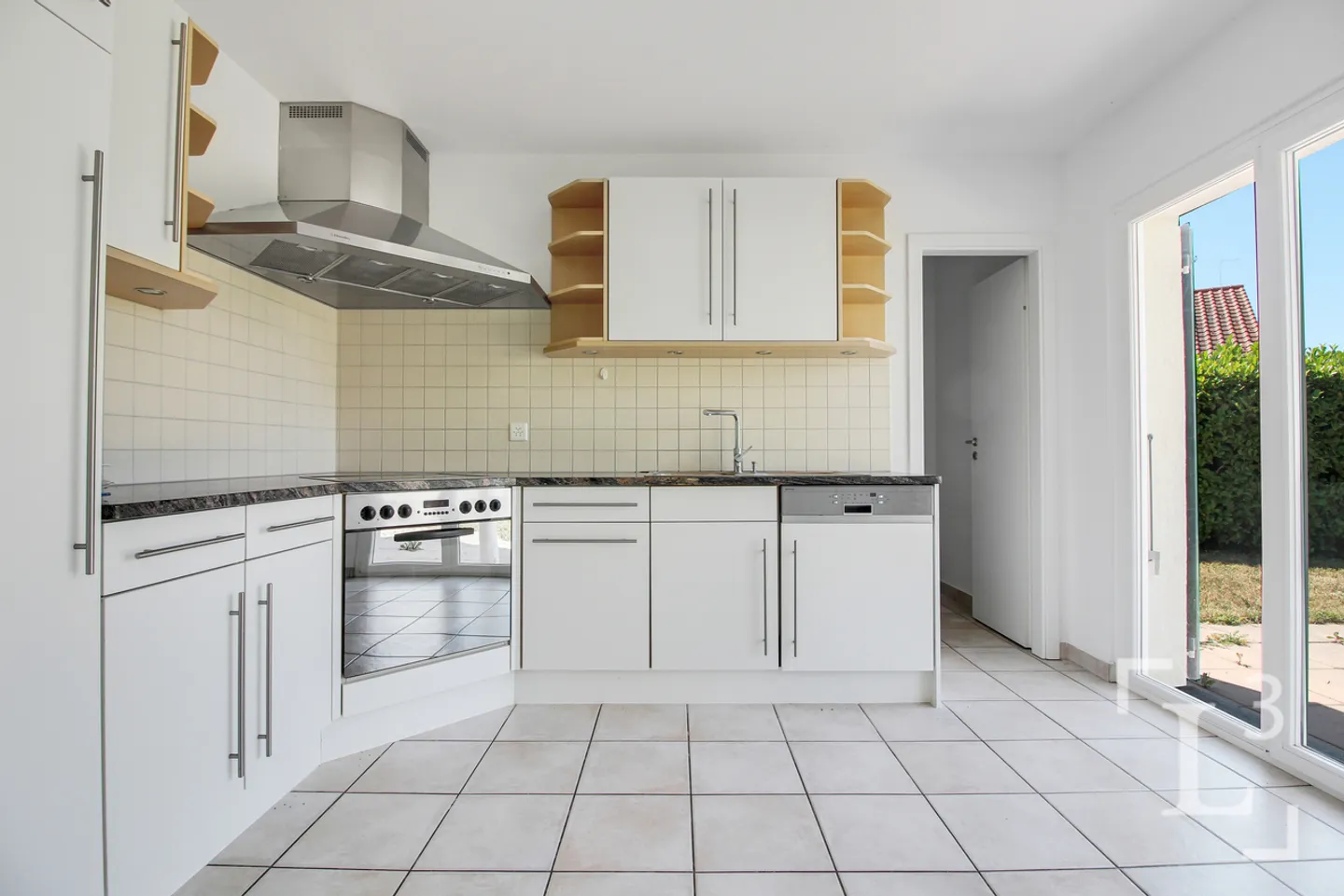 Individual villa with garden close to the city center - Photo 9 of 13