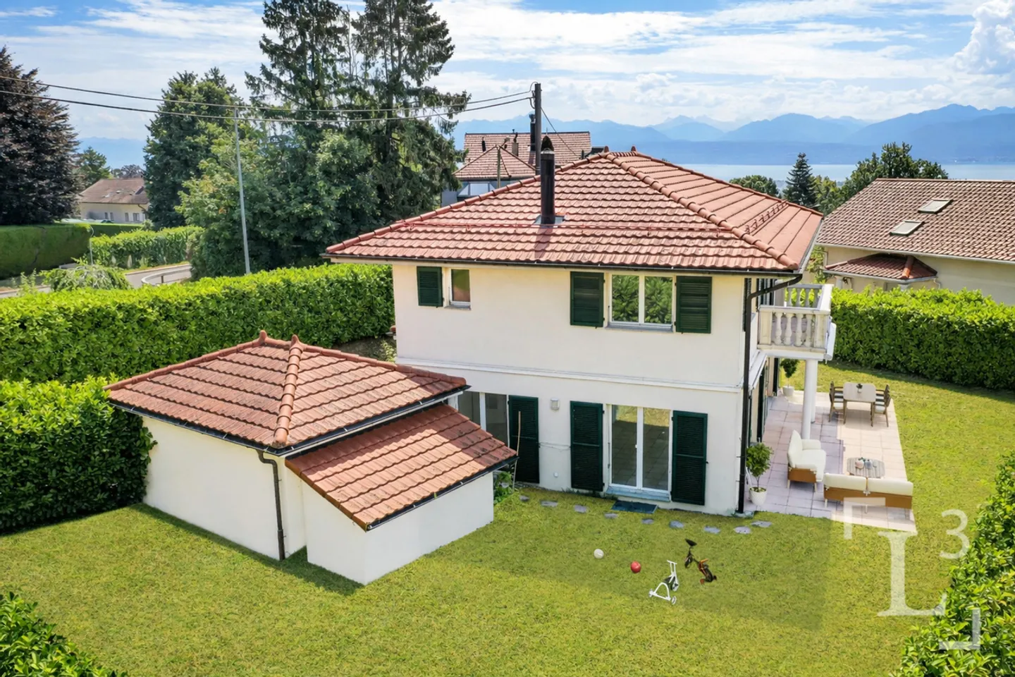 Freistehende Villa mit Garten in der Nähe des Stadtzentrums - Foto 2 von 13