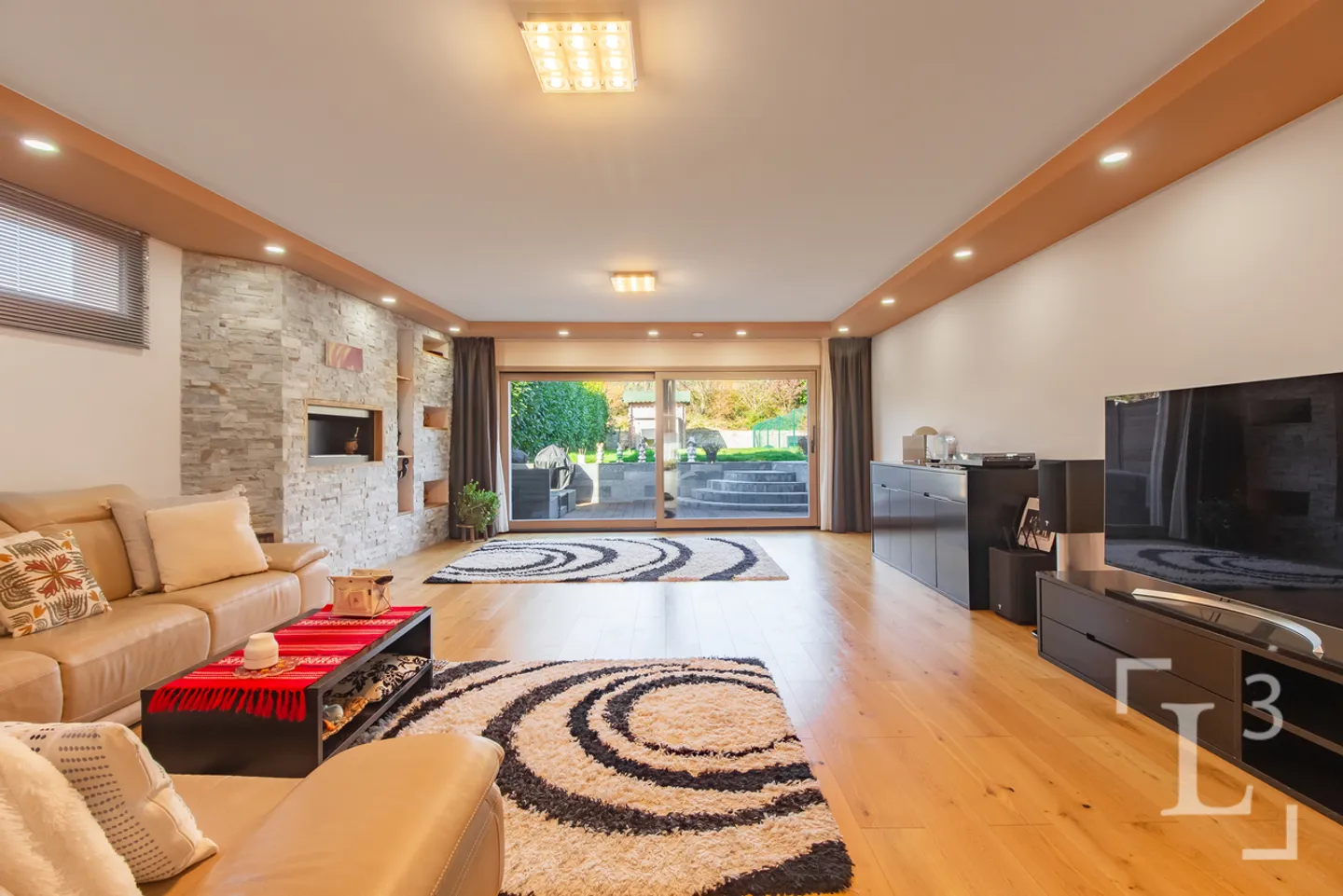 Spacious family home with garden - Photo 1 of 13