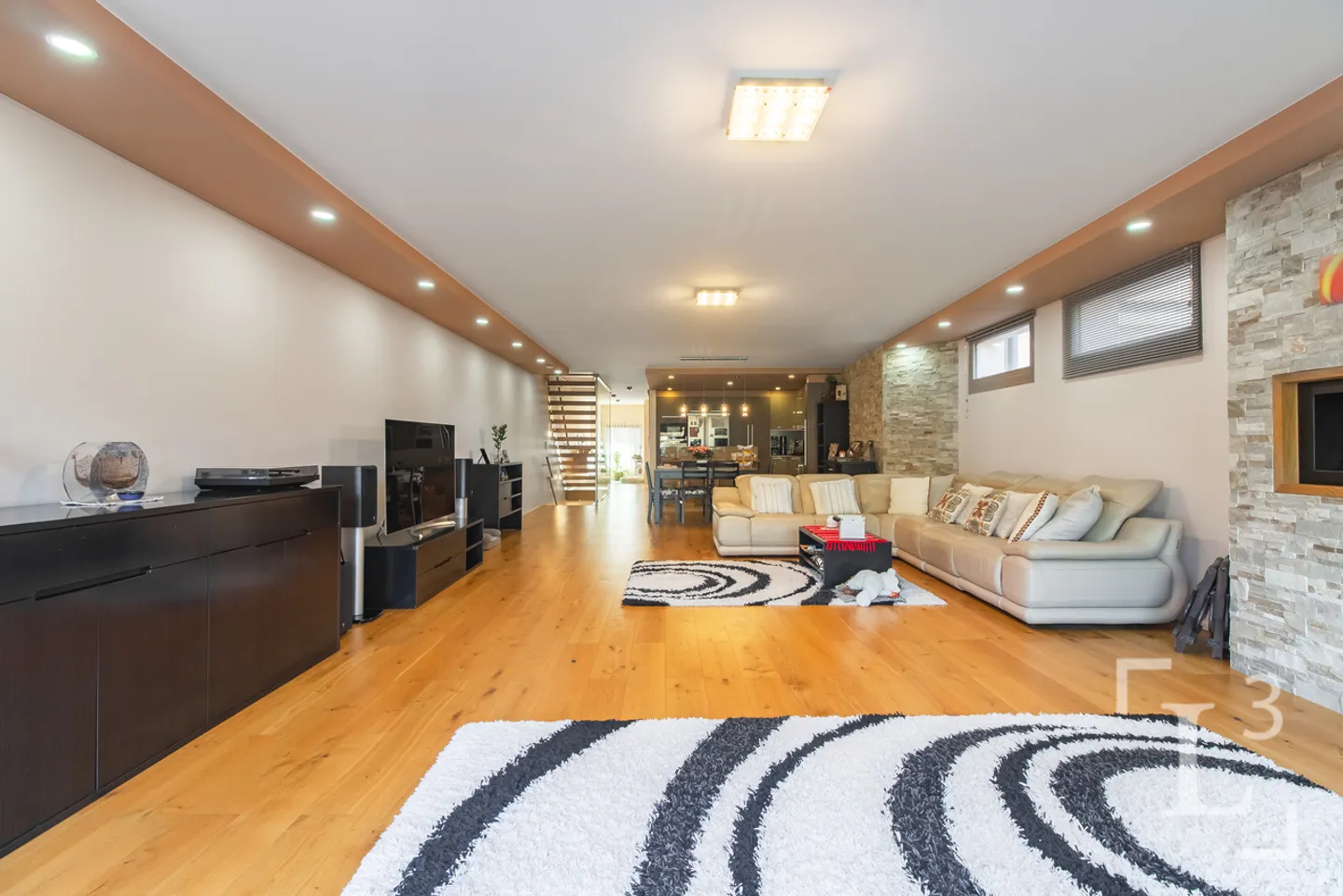 Spacious family home with garden - Photo 5 of 13