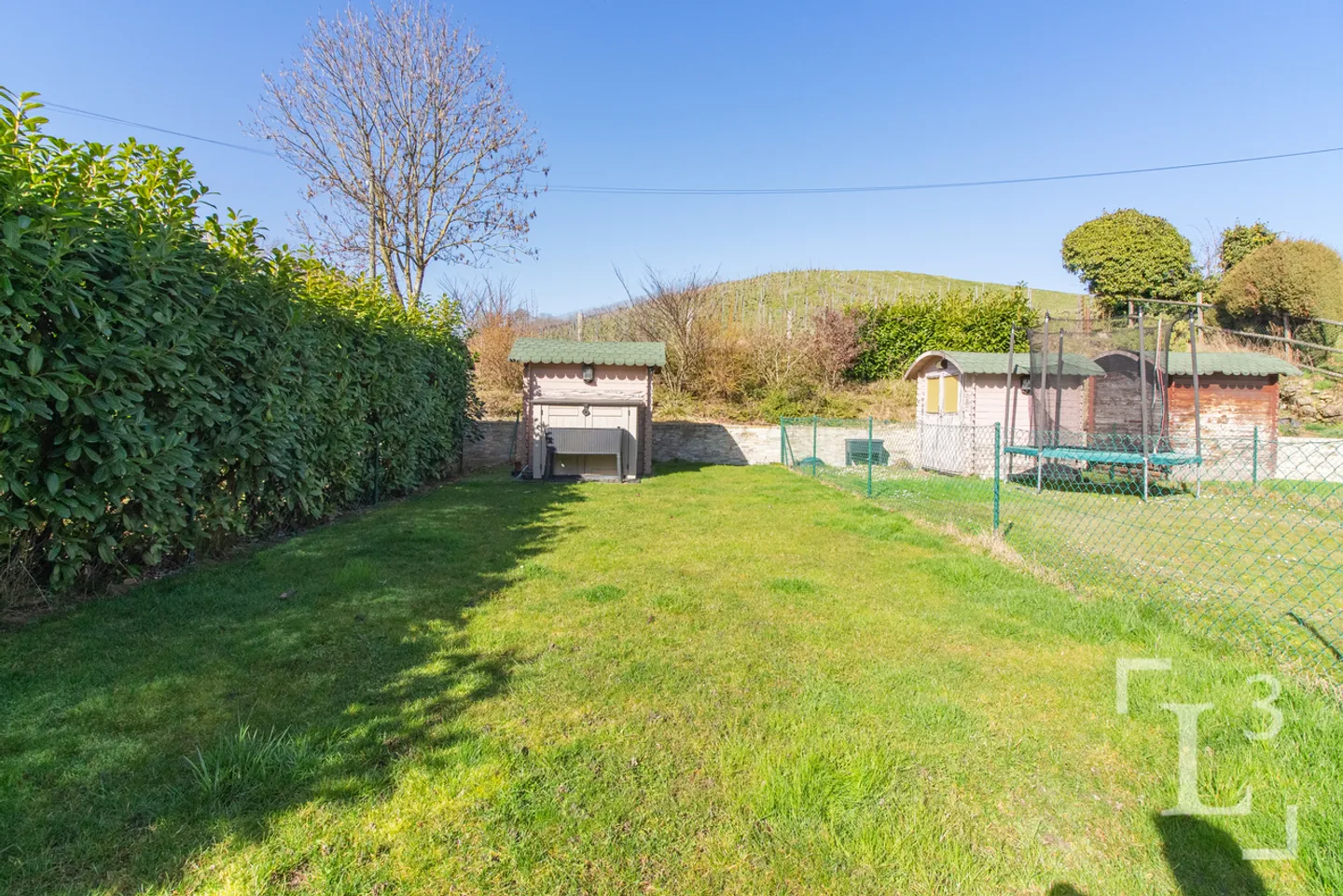 Spacious family home with garden - Photo 3 of 13